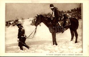 A huszár átengedi lovát a sebesült kozáknak. Az Érdekes Újság kiadása / WWI Austro-Hungarian K.u.K. military, hussar passes his horse to the wounded Cossack