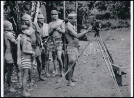 cca 1930 Az Amazonas őserdőben élő bennszülöttek ismerkednek a fényképezőgéppel, ,,Kankovszkys Hungarian Presse Photographic Exchange sajtófotó ügynökség hagyatékából 1 db modern nagyítás, jelzés nélkül, 15x21 cm