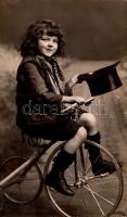 Kislány triciklin / Little girl riding on a tricycle (EK)