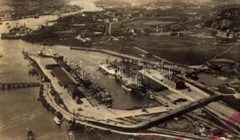 Göteborg, Frihamnen fran Flygplan / aerial view, port with steamships (glue marks)