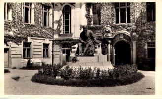 1942 Komárom, Komárno; Kultúrpalota a Jókai szoborral / palace of culture, monument