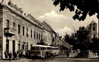 1960 Gyöngyös, Fő tér a MÁVAUT megállóval, autóbusz, fodrász szövetkezet. Képzőművészeti Alap