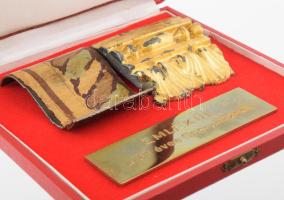 1983, Operaház emlék összeállítása: dísztokban az Operaház régi vasfüggönyének és páholydíszének 1-1...