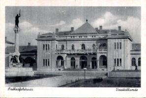 Székesfehérvár, vasútállomás, Püspökkút (1928. június 24-én avatták fel az Országalma helyén, majd a vasútállomás előtti térre helyezték át 1937-ben, a háború után a püspökszobrokat eltávolították róla, ma a Piac téren áll)