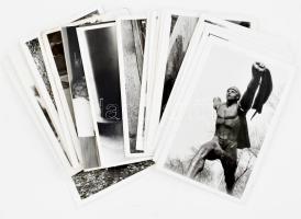 27 db vegyes modern fotó, közte szocialista szobrok, emlékművek (Tanácsköztársasági emlékmű a Felvonulási téren), falusi életképek, stb. Vegyes állapotban, 14x9 cm méretben.