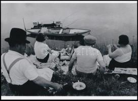 cca 1938 Henri Cartier-Bresson (1908-2004) francia fotóriporter, fotóművész felvétele (Piknik), 1 db...