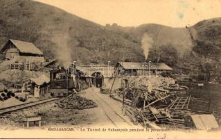 1905 Madagascar, Le Tunnel de Sahampale pendant le percement / The Sahampale Tunnel during drilling,...