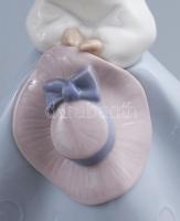 Lladro puszit kérő kislány. Jelzett, hibátlan, m: 19,5 cm