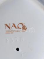 Lladro puszit kérő kislány. Jelzett, hibátlan, m: 19,5 cm