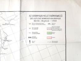 Az aranyidai keleti bányamező. Das Oestliche Bergrevier von Aranyida. Mérték: 1 : 2500. (1912) Budapest, [1912]. Magyar Földrajzi Intézet Rt. Színes térkép, mérete: 595x840 mm egy 700x995 mm méretű térképlapon. A Kassa nyugati szomszédságában levő faluról, Aranyidáról már a XV. században is mint érclelőhelyről számoltak be. A korábbi német telepesek helyére később szlovák lakosok érkeztek, a bányaművelés pedig a XVIII. századi újrakezdés után a XIX. század harmadik harmadában kapott újult erőre. Térképünket az 1874. évi földtani felmérések nyomán, a térség 1910-1912 közötti feltárása alapján Rozlozsnik Pál (1880-1940) bányageológus állította össze. A bánya jelentősebb teléreinek megnevezése magyar és német nyelven egyaránt szerepel, a kisebb telérek pusztán magyar megnevezést kaptak, a jelmagyarázat bilingvis. Térképünk bal szélén kisebb szakadás. Jó állapotú lap, hajtogatva.