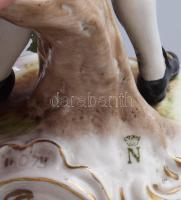 Antik német barokk férfi porcelán figura, restaurált, m: 12,5 cm