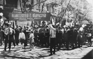 cca 1970 100 db fotó a Villamosszigetelő és Műanyaggyár életéből, munkások, üzemek, a dolgozók szaba...