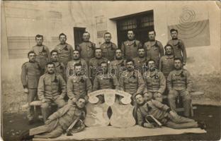 Erinnerung an unsere Dienstzeit 1909-1912. Atelier für moderne Photographie Luise, Villach / Osztrák-magyar katonák csoportképe / Austro-Hungarian military group photo with soldiers (EK)