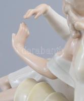 cca 1930 Hutschenreuther táncospár, jelzett, sérült, m: 27,5 cm