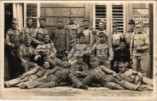 1915 Graz, osztrák-magyar katonák csoportképe Louis Kloss Hausadministrator irodája előtt / WWI K.u.k. Austro-Hungarian military group photo with soldiers (fl)