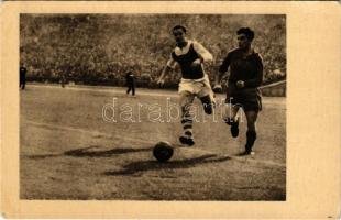 Labdarúgás, Fenyvesi Máté (Kinizsi, mai FTC, Fradi) balszélső és hátvéd versenyfutása a labdáért - foci. Képzőművészeti Alap / Hungarian modern sport postcard, football players (EK)