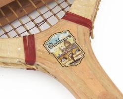 Antik Kertész Tódor Budapest Slazengers fa teniszütő, merevítővel, sérült húrozással, h: 70 cm