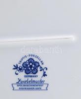 2 darab német hagymamintás ovális kínáló. Jelzett, h: 23-33 cm