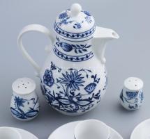 Kahla hagymamintás 15 darabos szett: kiöntő, tálkák, tojáskínálók, sószórók. Jelzett, m: 18,5 cm