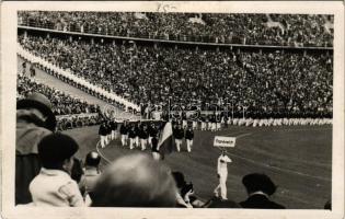 1936 Berlin, XI. Olympiade, Frankreich / Franciák bevonulása a stadionba az 1936. évi nyári olimpiai játékokon / Parade of France in the stadium at the 1936 Summer Olympics. sport photo + So. Stpl