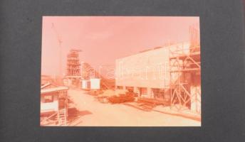 20 darab fotó a Lenin Kohászati Művek építéséről, albumba rendezve, 12,5x18 cm
