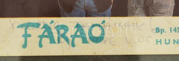 1986 Gidófalvy Attila (1952- ) zenész autográf aláírása és dedikációja a Fáraó együttest ábrázoló ny...