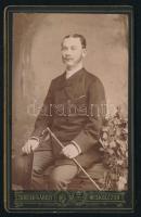 cca 1890 Előkelő férfi sétapálcával, feltehetően nemesi Dőry család tagjának portréja (Dőry báró?), keményhátú fotó Zureich Károly miskolci műterméből, 10,5x6,5 cm