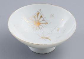 Japán porcelán katonai szakés csésze. cca 1940-1944, tizedesi rangot viselő katona tulajdona. Kettős zászló díszítéssel, kopott, d: 11 cm, m: 5 cm