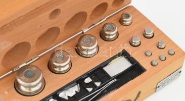 1979 Szegedi Mérlegkészítő gyár mérleg súlykészlet, fa dobozban, 18x9 cm