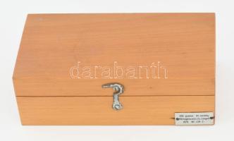 1979 Szegedi Mérlegkészítő gyár mérleg súlykészlet, fa dobozban, 18x9 cm