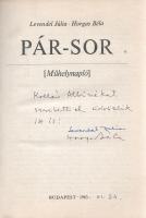 Levendel Júlia - Horgas Béla:  Pár sor 1-6. [Műhelynapló.] (Dedikált és aláírt.) Budapest, 1983-1985. (Szerzők - Alföldi Nyomda). 92 + [4] p.; 91 + [5] p.; 93 + [3] p.; 93 + [3] p.; 6. kötet: 98 + [2] p. Egyetlen kiadás. Az összesen 3000 példányban készült sorozat első kötetének címoldalán dedikáció: ,,Kollár Albinékat szeretettel üdvözlik itt is. Horgas Béla [és más kézírással]: Levendel Júlia". A művész házaspár dráma- próza és lírakísérleteket, esszéket közlő sorozata hat füzetben teljes, a sorozat tipográfiáját. Szántó Tibor tervezte. A 2. kötet 25. oldalán ismeretlen kéztől származó jegyzet. Sorozatunkból hiányzik az 5. kötet. Prov.: Kollár Albin. [Kollár Albin (sz. 1949) pedagógus, a dunakeszi Kőrösi Csoma Sándor Általános Iskola és Gimnázium alapító tanára és igazgatója.] Fűzve, egységes kiadói borítóban. Jó példány. Hozzá tartozik: [Aprónyomtatvány] Levendel Júlia és Horgas Béla közös, dedikált névjegykártyája. Az 1980-as évekből származó névjegykártyán a házaspár budapesti lakcíme és telefonszáma. Hátoldalán Levendel Júlia által írt dedikáció: ,,Szeretettel üdvözlünk Benneteket: Pár-sorék". Jó állapotú lap.