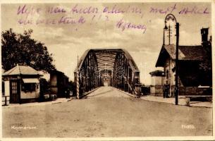 1935 Komárom, Komárnó; Hídfő rendőrökkel. Hacker Dezső kiadása / bridge, policemen