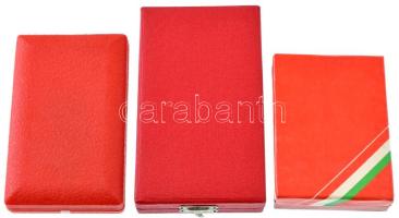 3db-os jelvény és kitüntetés tétel, mind tokban, miniatűr nélkül, közte "A Haza Szolgálatáért É...