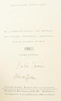 Villon, Francois: A szegény Villon tíz balladája és A szép fegyverkovácsné panasza. Fordította: Szabó Lőrinc. Hincz Gyula rajzaival. [Bp.], [1940], Singer és Wolfner,(Hungária-ny.), 71 p. Álbordás gerincű félbőr-kötésben, karton-tokban, kissé kopott borítóval, de egyébként jó állapotban.   Ez a bibliofil-kiadás száz példányban készült, különleges papíroson, három színben nyomva. Számozott (35./100) példány.  A fordító, Szabó Lőrinc (1900-1957) Kossuth- és József Attila-díjas költő, műfordító és a grafikus, Hincz Gyula (1904-1986) Kossuth- és kétszeres Munkácsy Mihály-díjas magyar festő-, grafikusművész által ALÁÍRT példány!   + Justh Béla: Botrány. Szabó Lőrinc és Vas István Villon - fordításának bírálata. Bp., 1940, Szerzői, (Madách-ny.), 31 p. Kiadói papírkötés, sérült, foltos borítóval.