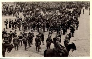 1938 Ipolyság, Sahy; bevonulás, rohamsisakos katonák. Az Est foto / entry of the Hungarian troops, soldiers + &quot;1938 Ipolyság Az Első Visszatért Magyar Város&quot; So. Stpl.