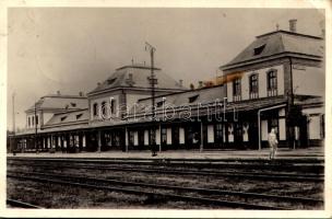 1941 Nagykároly, Carei Mare; vasútállomás, montázs katonával. Taub hírlapiroda kiadása / railway station, montage with soldier (EK)