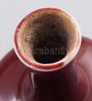 Sang de boeuf mázas kisváza. Kína, Qing-dinasztia, jelzés nélkül, mázrepedt, m: 10,5 cm