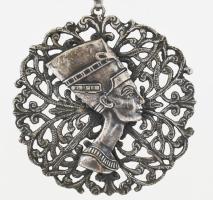 Nefertiti ábrázolással díszített ezüstözött medál, sérült lánccal, d: 5,5 cm