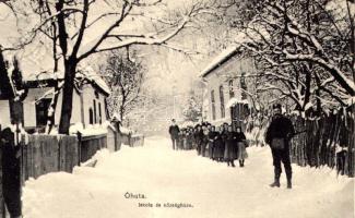 Óhuta, Regéchuta (Háromhuta); Iskola és községháza télen, gyerekek csoportja a hóban. Ferenczi B. kiadása (EK)