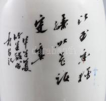 Famille Rose mintás kínai váza. cca 1950, szájánál kis repedésvonallal, m: 22,5 cm