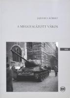 Jajesnica Róbert: A meggyalázott város. Bp., 2006., Cédrus Művészeti Alapítvány - Napkút Kiadó. Gazdag 1956-os fekete-fehér fotókkal illusztrált. Papírkötésben.