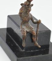 Gyertyatartó viking harcossal. Fekete márvány, bronz m: 17 cm, 15x10 cm
