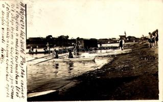 1930 Szolnok, Pajtás csónak a cserkész kikötő a Tiszán, háttérben a zsinagóga. photo