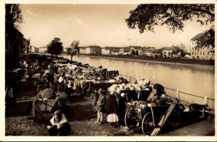 Ungvár, Uzshorod, Uzhhorod, Uzhorod; piac az Ung folyó partján / market on the Uzh riverside. photo (lyuk / hole)