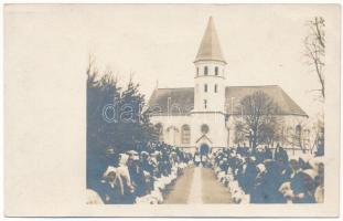 Nagytárkány, Velké Trakany; Római katolikus templom, kenyérszentelés / Roman Catholic church, consecration of bread. photo (fl)