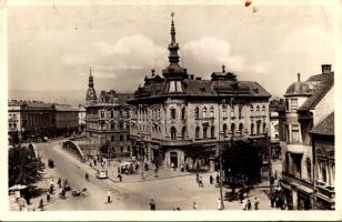 Kolozsvár, Cluj; Széchenyi tér, cukorka, Barabás divat, kenyérüzlet, Heilper Artur üzlete, utcai árusok, autó / square, shops, market vendors, automobile (EK)