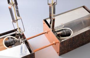 Csillár. Csanádi György iparművész alkotása, hozzá mellékelve az iparművész használati utasítása. Do...