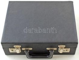 Műbőr éremgyűjtő bőrönd kulcsokkal, 10db éremtartó tálcával, az egyik tálca kitüntetések számára. A ...