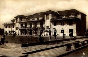 1936 Miskolc, strandfürdő a személypályaudvar és villamostelep közvetlen közelében. László Ervin kiadása (EB)