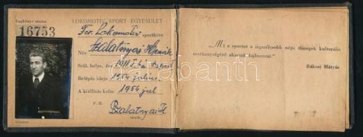 1954-1956 Lokomotív Sport Egyesület fényképes tagsági igazolványa, 1954 augusztusától 1956 októberéig tagsági bélyegekkel, de közte 4 hónap hiánnyal (1955 szept-dec.) Kopott vászon-kötésben, egy kijáró lappal.